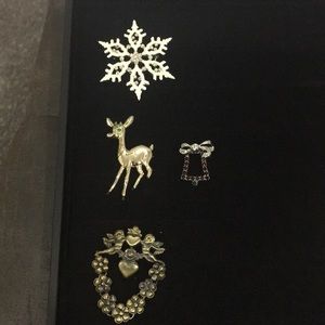 Women’s Holiday Brooch Set
